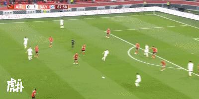 拜仁大胜巴萨莱万,莱万破门拜仁客场1-0领先