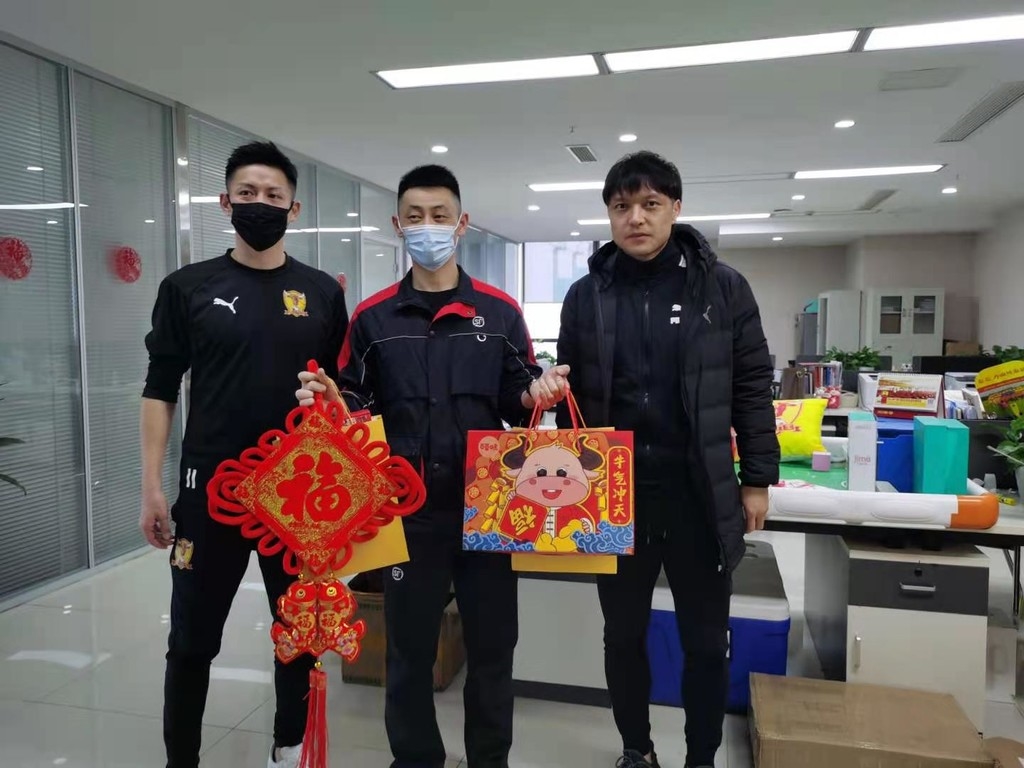化身“快递小哥”汪嵩王楚为球迷送上新春大礼包