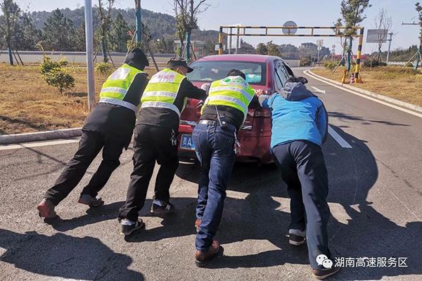 春运一线旅途中这些画面暖心,春运出行路上湖南交通人暖心守护