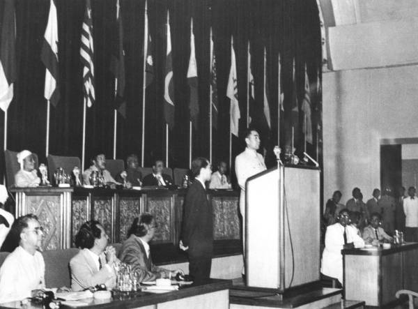 彭波、施诚：新中国是如何突破贸易*锁封**的？