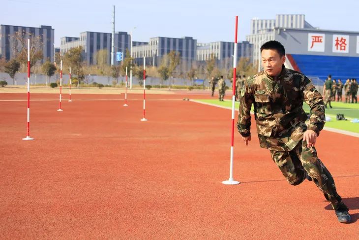 面对考验,预备特战队员比武