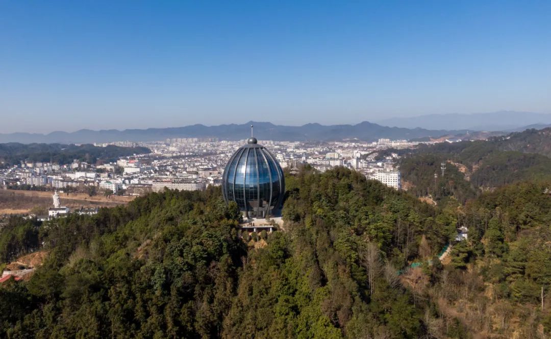 勇立潮头续写华章,勇立潮头继往开来