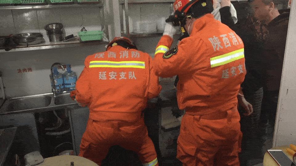 什么？手又双叒叕被夹了，看消防员如何施救