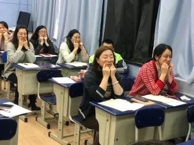 认真做眼操保护好眼睛,做好眼保健操爱护自己的眼睛