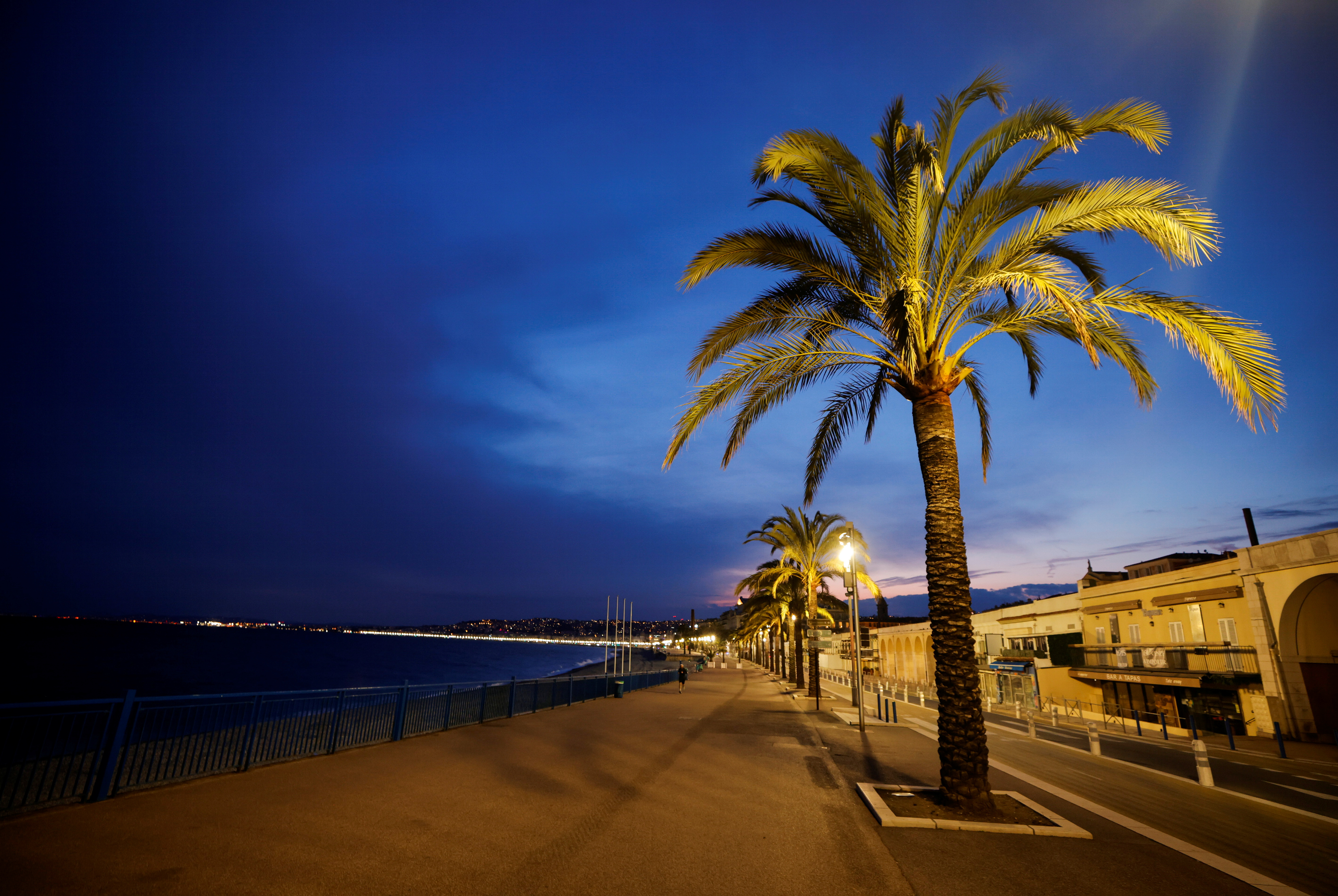 法国封城的真实图片,封城意大利