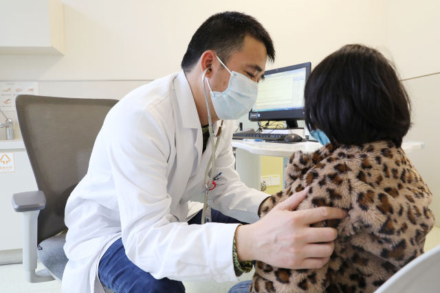 小女孩出现呕吐不止,小女孩呕吐不止