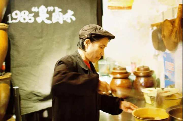 白天卖臭豆腐，晚上酒吧打碟，网红DJ奶奶的店开到了杭州，就在工联CC