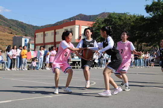 迤车中学这次篮球赛，动作姿势都OK，萌萌达