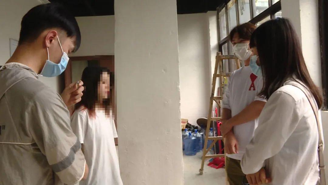 男子玩密室逃脱被鬼咬死,男子玩密室被员工咬