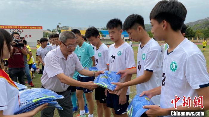 容志行汕尾送球进校园言传身教传承足球文化