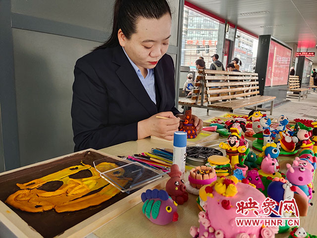 唐宫小姐姐“溜”进了郑州公交站台?站务长制作“唐小妹”赠乘客