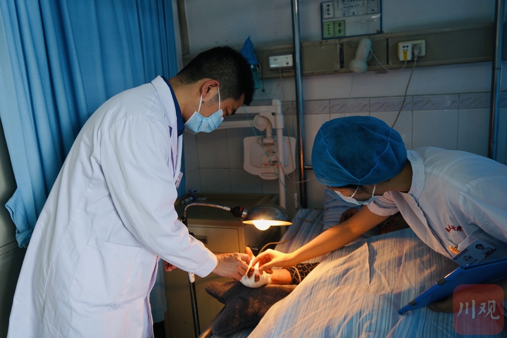 寻找“宝藏”男护士④|他是“超级奶爸”，也是四川省首个男护士组织发起人