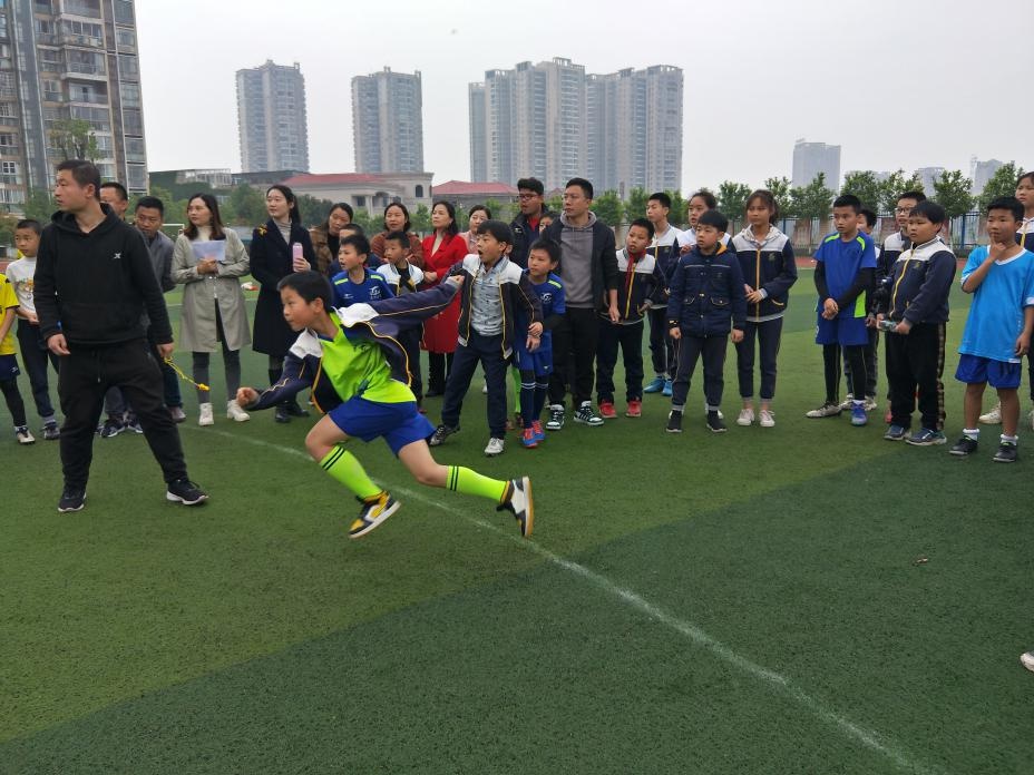 校园足球联赛绘画,龙南2024年足球比赛龙洲小学