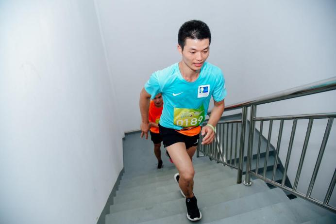 云端垂马比“高低”，290名运动健儿丈量深圳前海世茂大厦