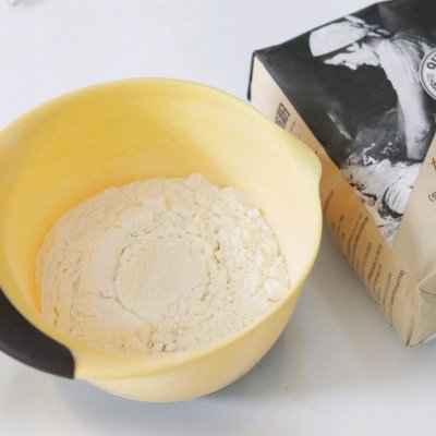 今天来做个足球翻糖蛋糕,早上来一碗红糖鸡蛋