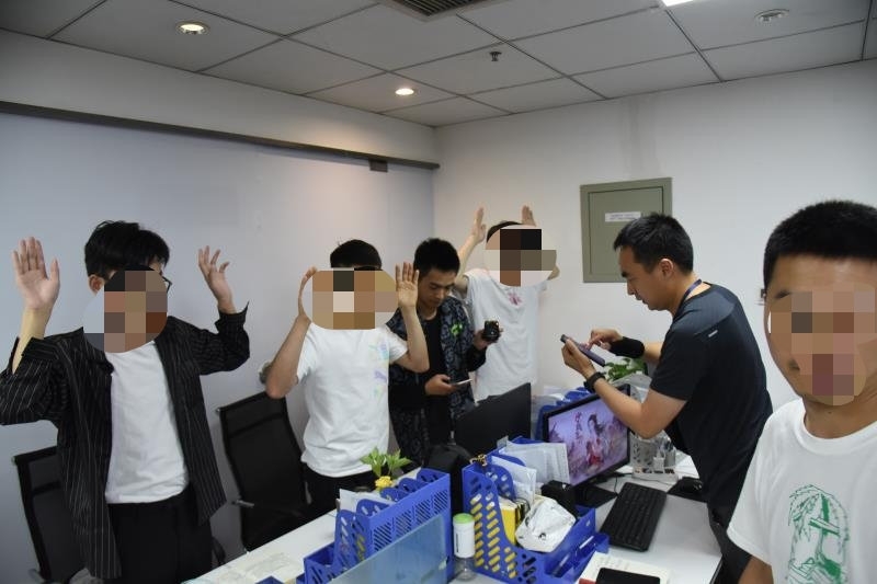 上班就是装炒股专家用“话术”荐股？这名工作人员报警了