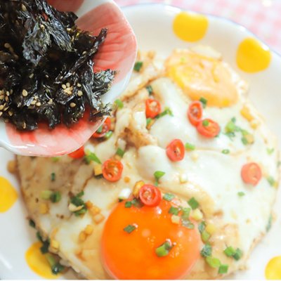 用可乐和鸡蛋做出美食,鸡蛋里倒入可乐和醋