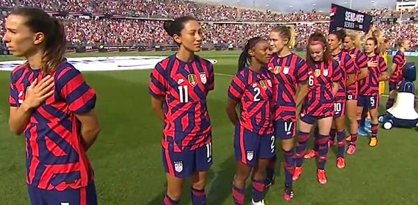 美国运动员唱国歌,美国撑杆跳运动员奏国歌