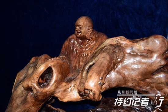 大山里的根雕艺术家,根雕艺术家展示原创根雕作品