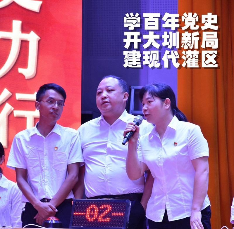 参赛选手斗志昂扬,挑战赛海报的红桃