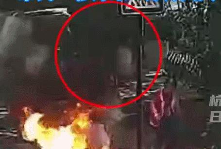 锂电电瓶车爆燃,电瓶车电池爆燃视频