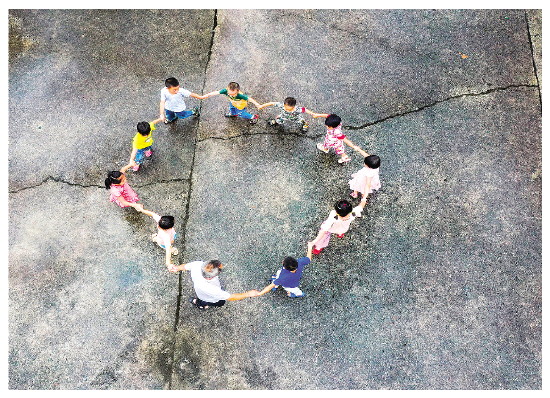 35年的坚守！满头的白发“小吴老师”已经55岁了，脸上写满了温柔