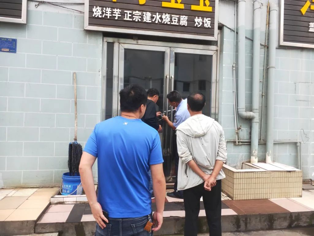 跷！商铺门窗上锁，货品却不翼而飞：民警紧急为170余家商铺打“补丁”