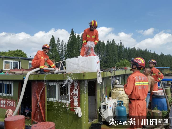 台风致渔船搁浅15名渔民命悬一线,台风致200余艘船只滞留