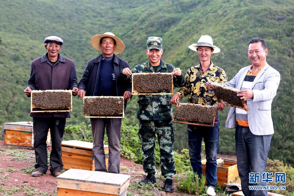 铭记光辉历史续写强军新篇——中国*产党共**领导人民*队军**建设发展的回望与思考