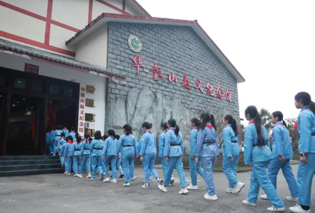 赓红续绿让华蓥山“亮”起来