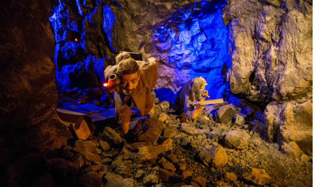 模拟矿井入口,深入地下1500米矿井视频