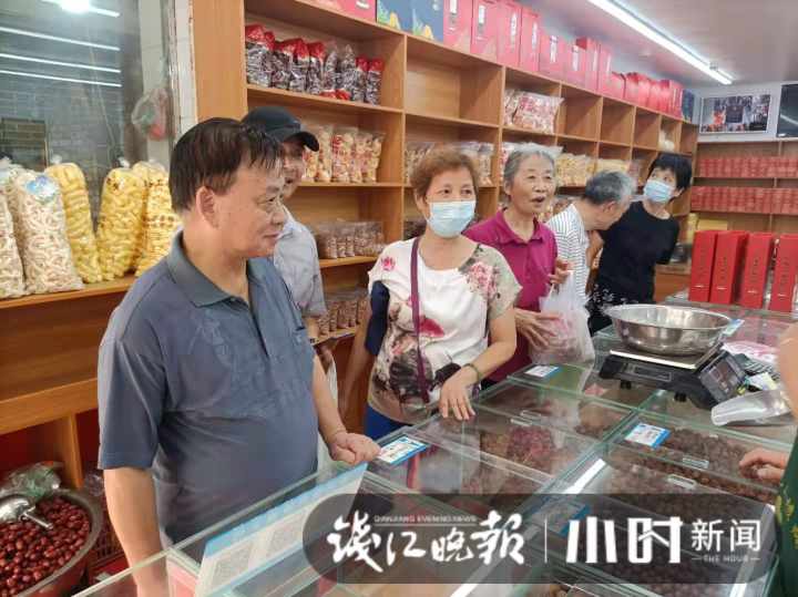 小时小店|8年送出30多万斤栗子,靠一口炒锅起家,杭州网红炒货店:靠品质也靠情谊