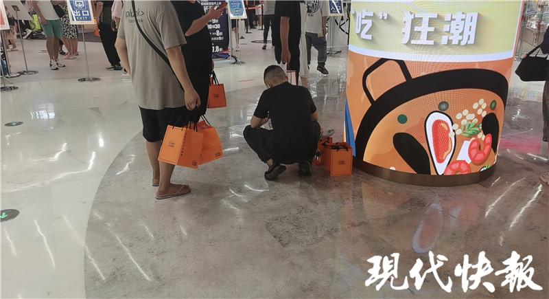 记者调查网红店排队,记者实地调查黄牛