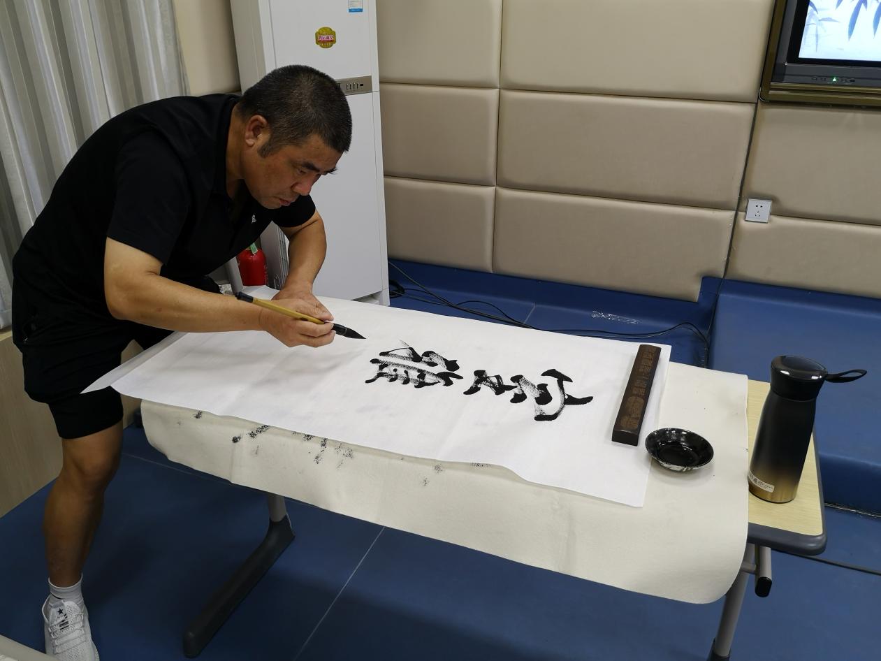 书法进校园翰墨飘香,书法讲座进校园翰墨飘香展风采