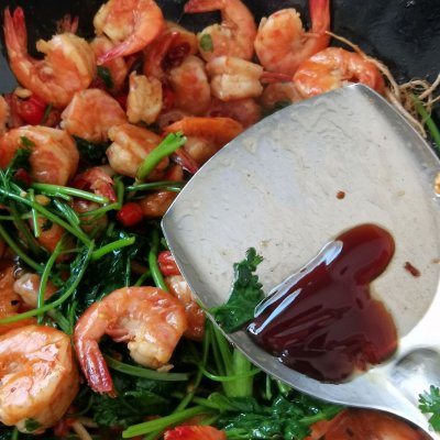 周幺姑香辣虾的家常做法,排骨香辣虾干锅的做法视频