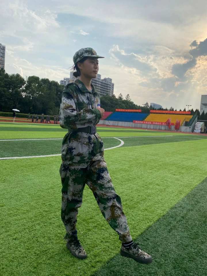 军训中想念父母的同学们,在学校军训回家的学生