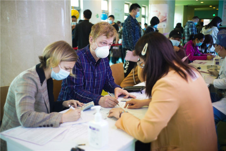 新华时评疫情防控非常精细,疫情期间人民至上生命至上的看法