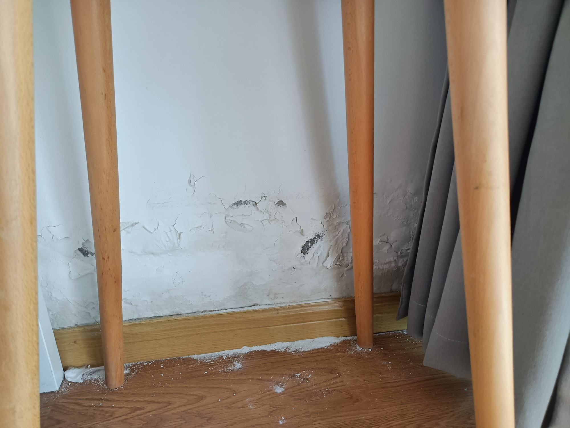 新装修的房子被供暖公司灌水淹了,供暖试压漏水谁负责赔偿