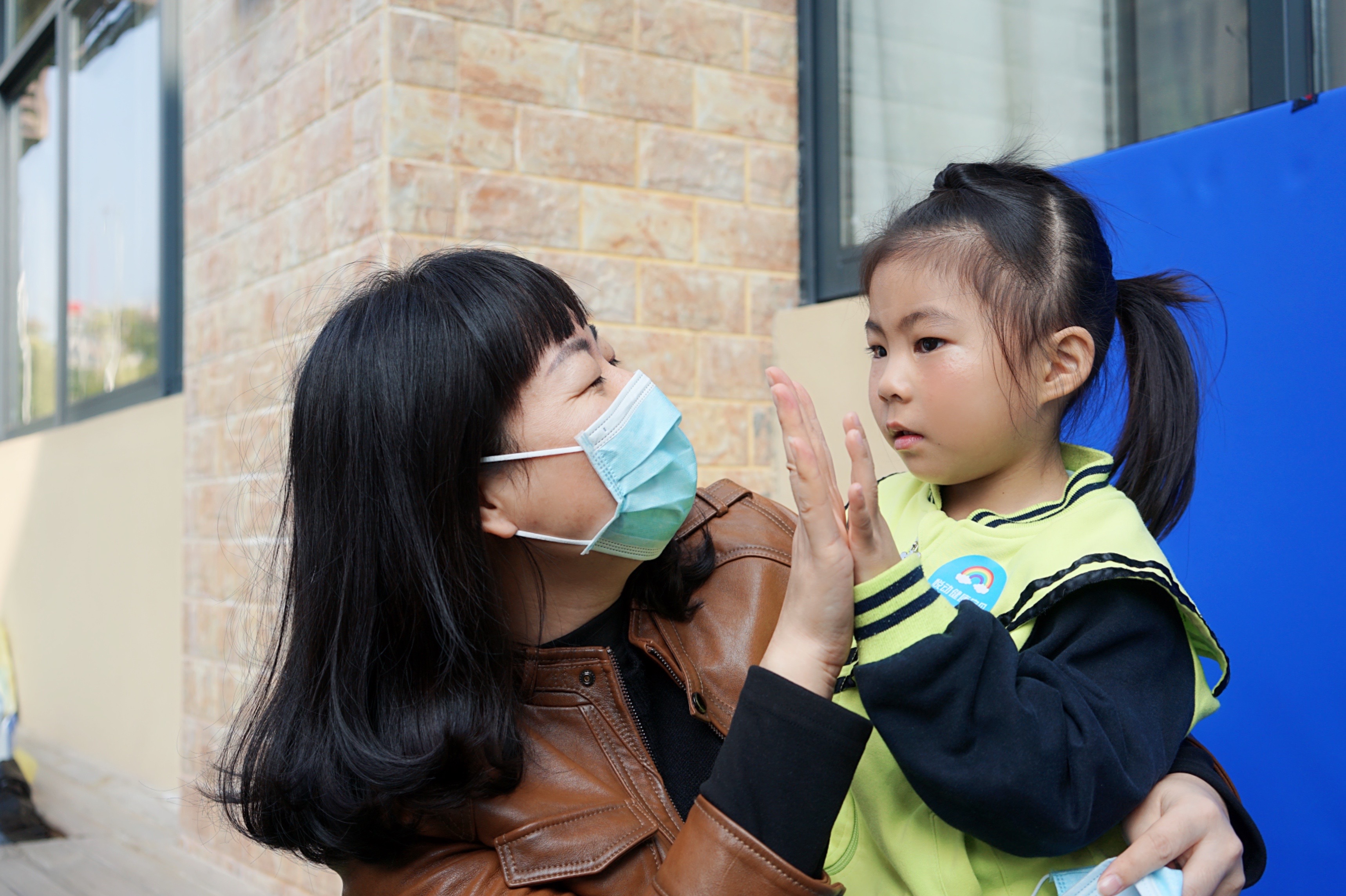 核酸检测小朋友比手势的视频,核酸检测幼儿园萌娃
