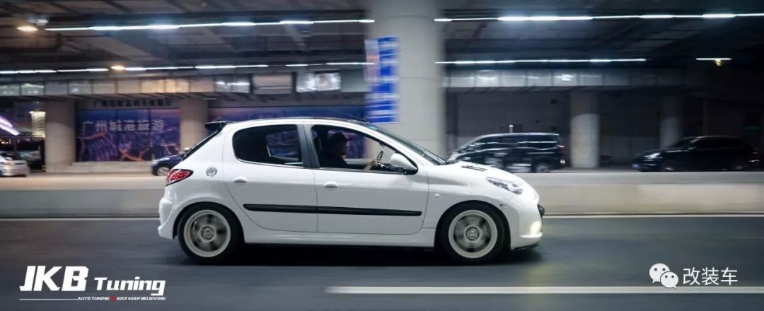 改装也疯狂黑武士标致207的蜕变,08年标致207还能值多少钱