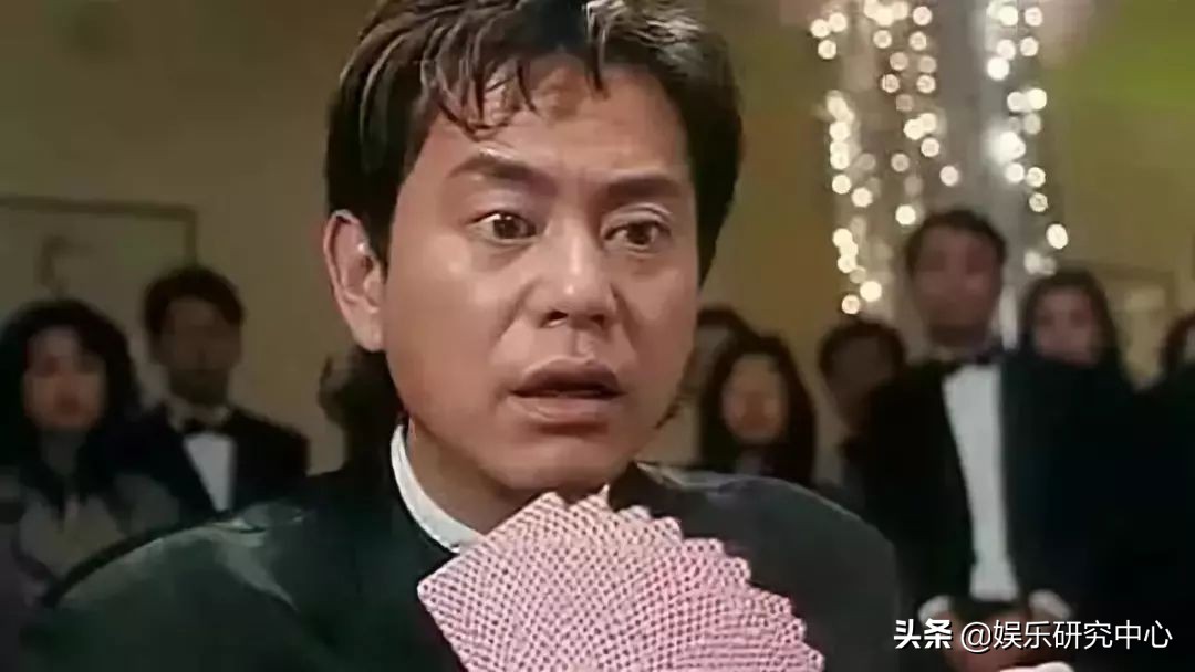 TVB爱国艺人！两次破产，和香港第一古装美女结婚40年至今无子…