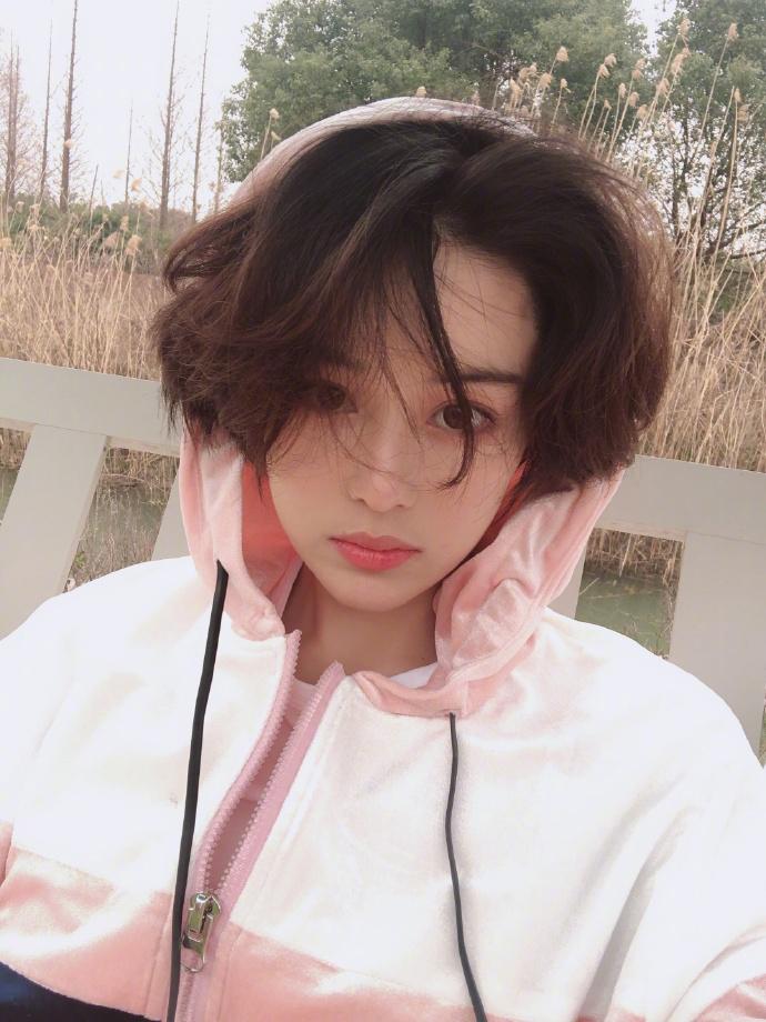 张馨予穿白色风衣尽显飒爽英姿,张馨予穿衣风格变了