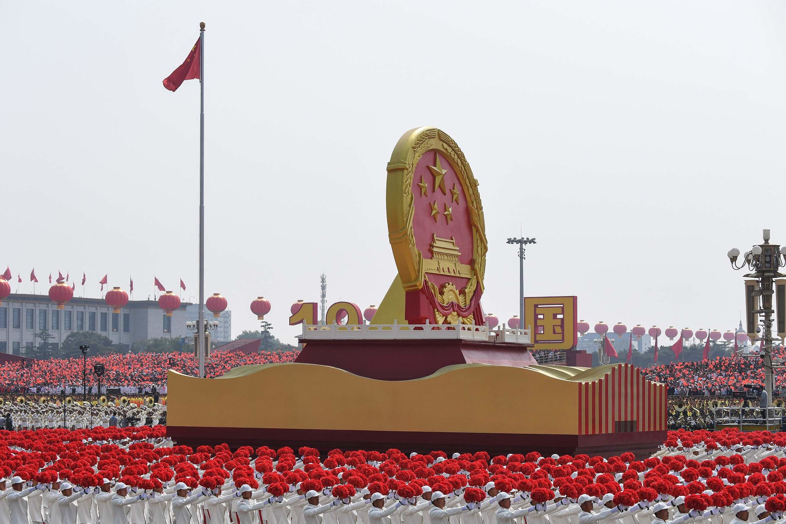 车牌号小细节泪目，穿越70年，来看开国大典背后的故事