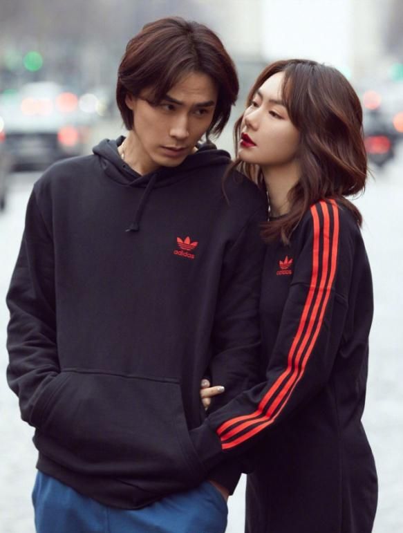 戚薇夫妇甜蜜视频,戚薇夫妇穿大西装