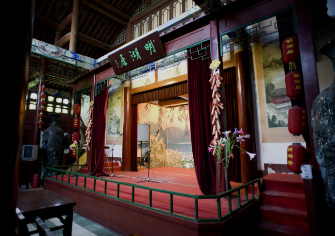 大明湖畔南丰祠雨荷厅前的荷花池,大明湖南丰祠的传说