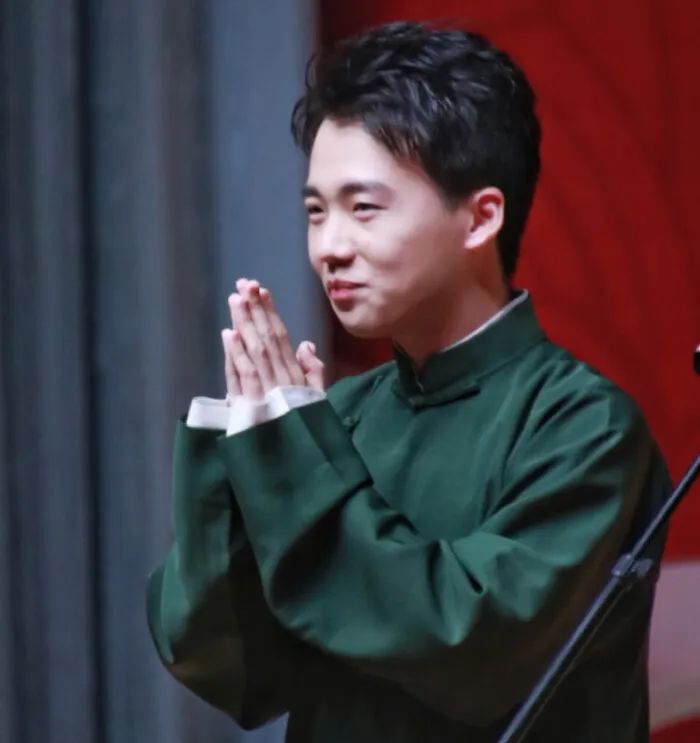 7岁女童案板下学习一个月走红,湖北7岁女孩躲菜市场案板下上课