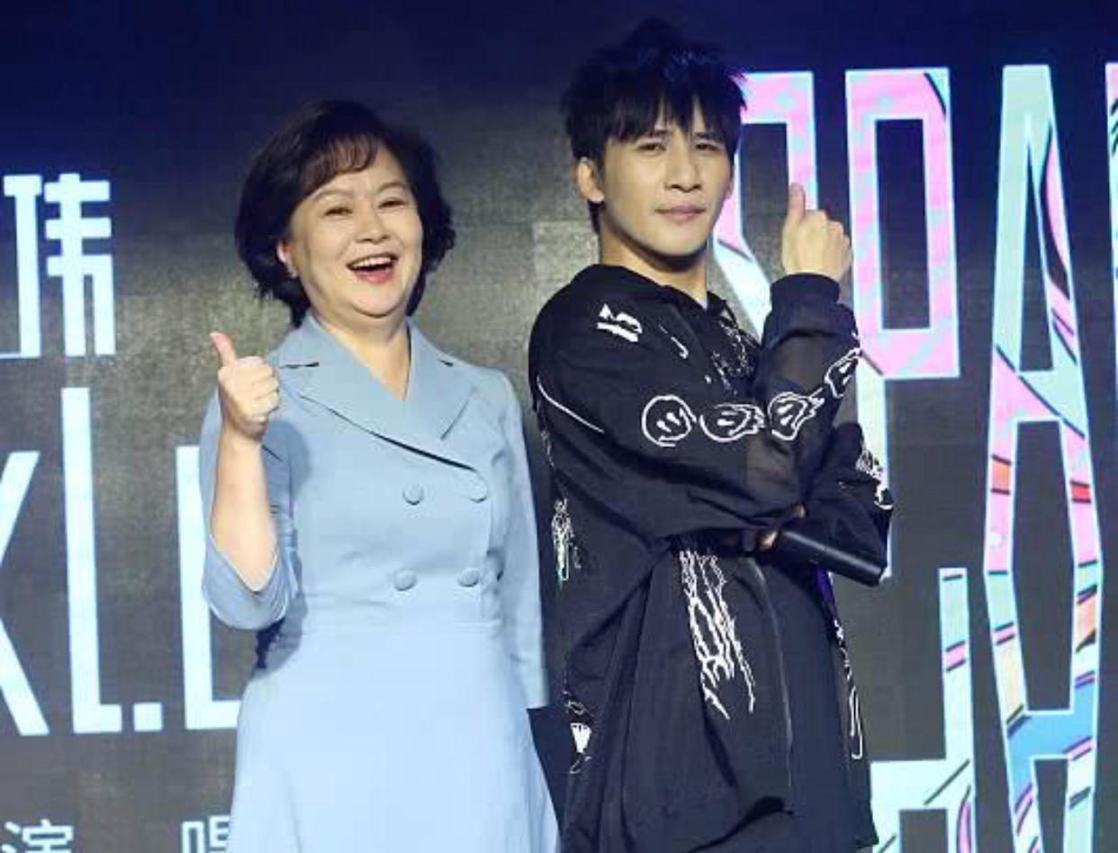 高龄生子、嫁神秘富商、退休成网红，“童年回忆”们变样了吗？