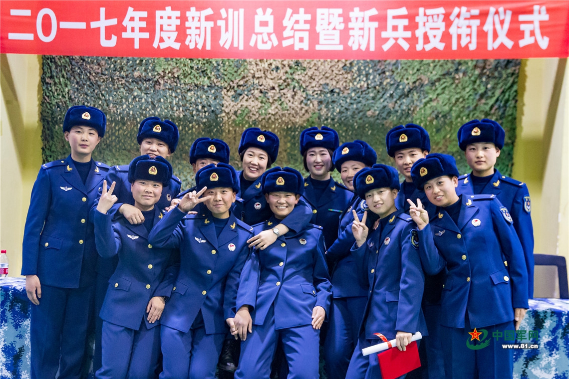 退伍女兵脱下戎装军心不改,女兵退伍回忆照