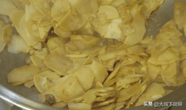 又干又长的小竹笋怎么烧才好吃,这才是竹笋最好吃的做法鲜嫩可口