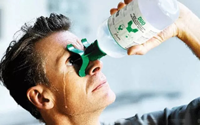 眼皮被502胶水粘住教你一招解除,湖南8岁男孩眼睛被502胶粘住